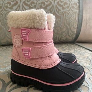 Warm and waterproof winter boots for toddler girl. Size 5